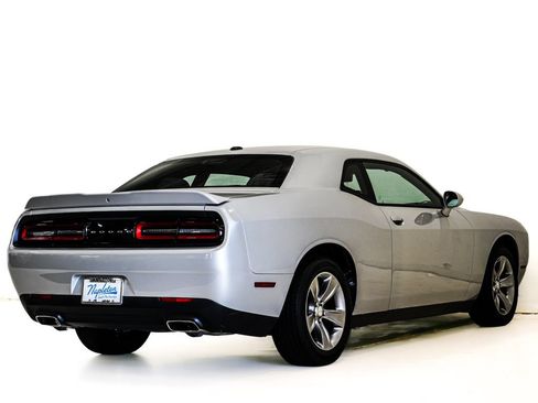 Used 2019 Dodge Challenger SXT RWD image 6