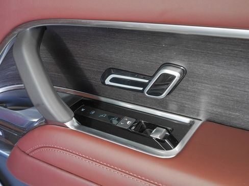 Used 2025 Land Rover Range Rover SE image 11