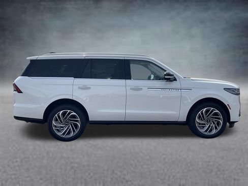 New 2025 Lincoln Navigator Reserve AWD/4WD image 4