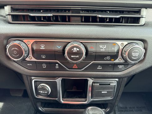 Used 2024 Jeep Wrangler Unlimited Sport AWD/4WD image 16
