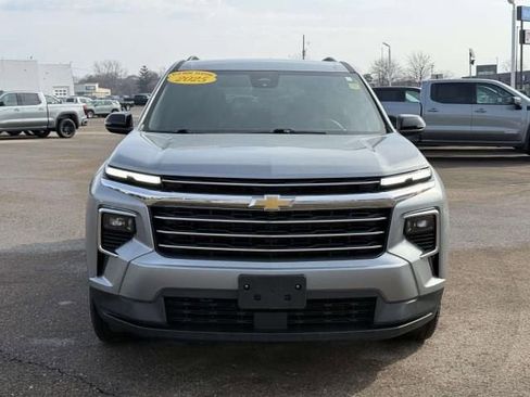 Used 2025 Chevrolet Traverse LT image 3