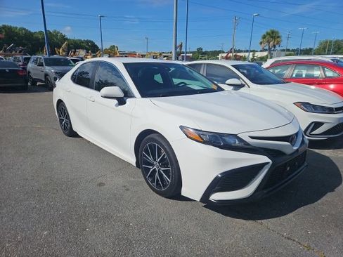 Used 2021 Toyota Camry SE FWD image 3