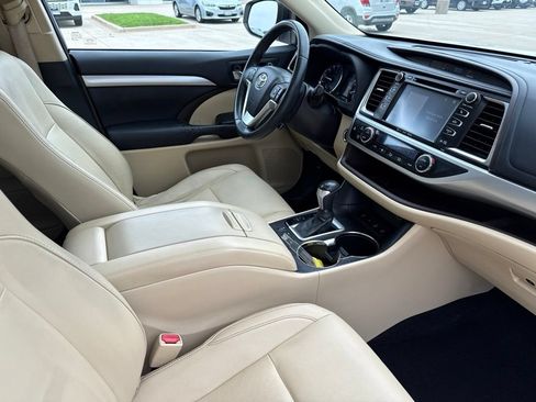 Used 2016 Toyota Highlander XLE AWD/4WD image 24