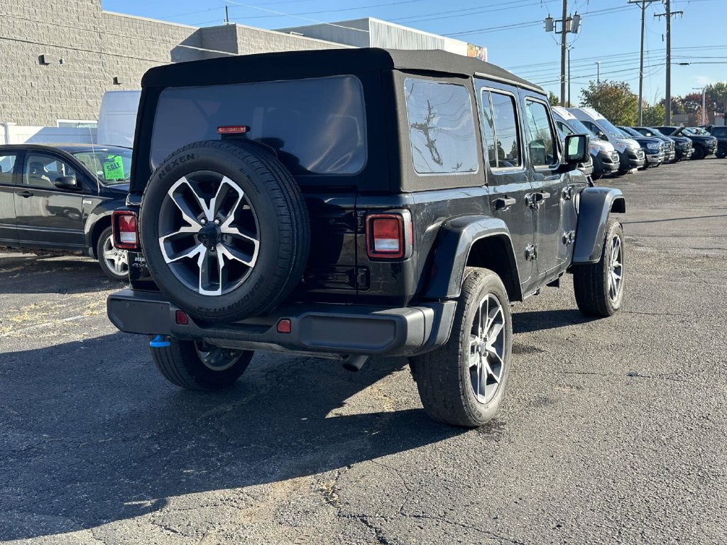 Used 2024 Jeep Wrangler Unlimited w/ Convenience Group AWD/4WD image 4