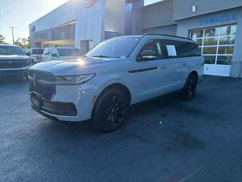 Used 2025 Lincoln Navigator L Reserve w/ Jet Appearance Package image 4