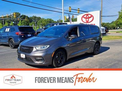 Used 2022 Chrysler Pacifica Limited w/ S Appearance Package