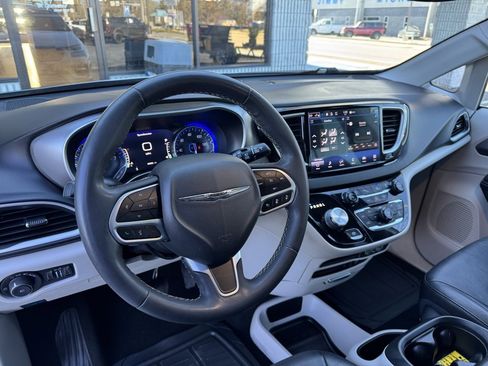 Used 2022 Chrysler Pacifica Touring-L image 7