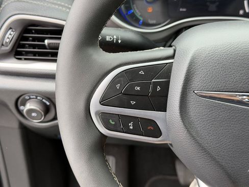 Used 2025 Chrysler Pacifica Select FWD image 11