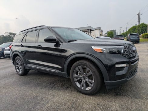 Used 2023 Ford Explorer XLT w/ Equipment Group 202A AWD/4WD image 2