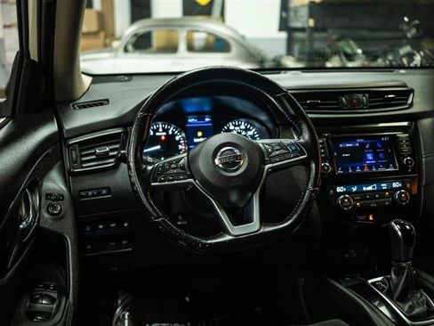 Used 2020 Nissan Rogue SV w/ Premium Package FWD image 15