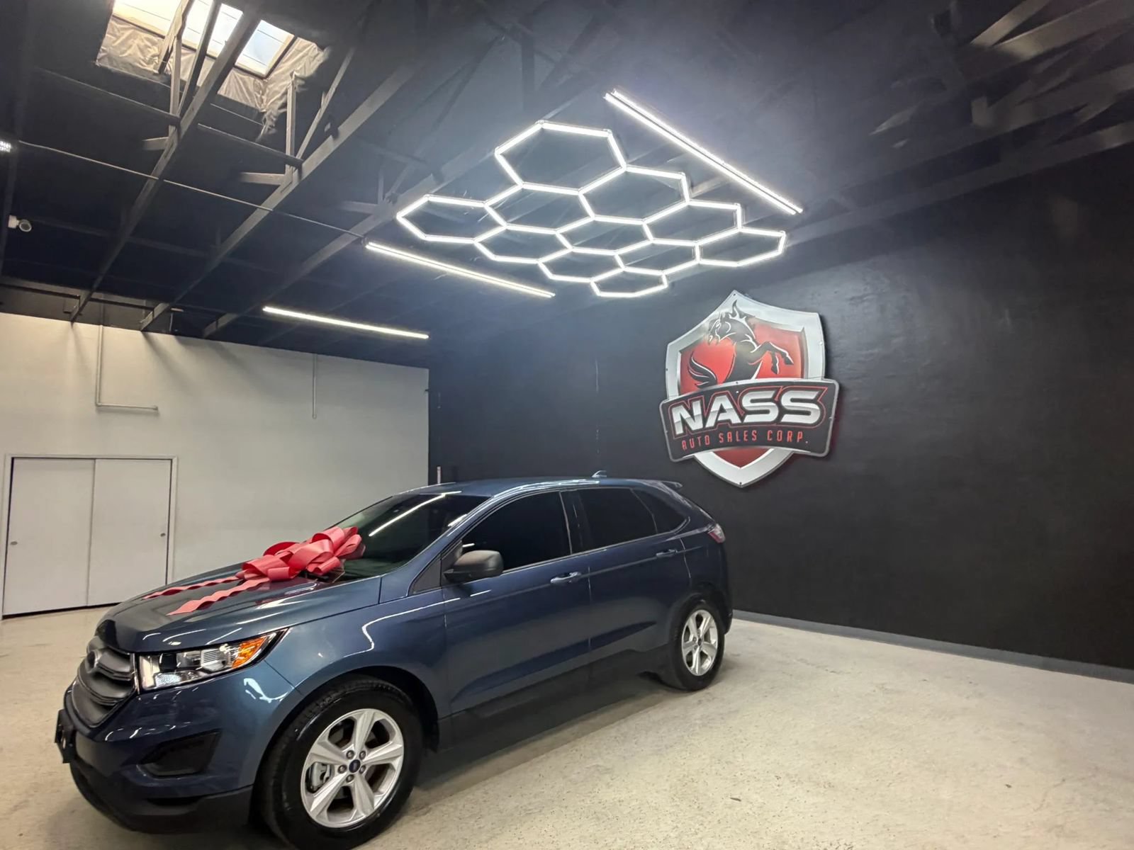 Used 2018 Ford Edge SE FWD image 2