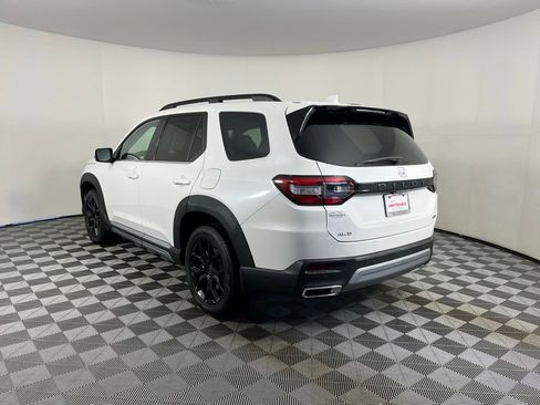 Certified 2025 Honda Pilot Touring image 3