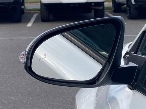 Used 2022 Toyota C-HR XLE image 15