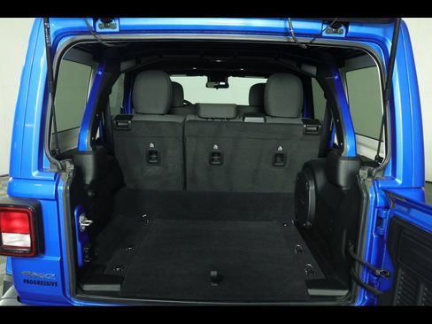 Used 2024 Jeep Wrangler Unlimited w/ Convenience Group AWD/4WD image 12