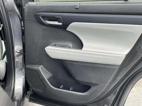 Used 2023 Toyota Highlander XLE AWD/4WD image 23