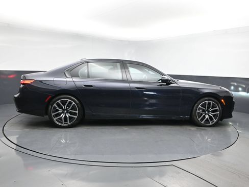 Used 2025 BMW 740i xDrive AWD/4WD image 3