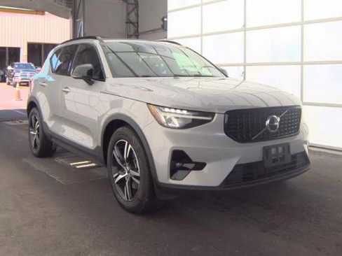 Used 2023 Volvo XC40 B5 Plus AWD/4WD image 2