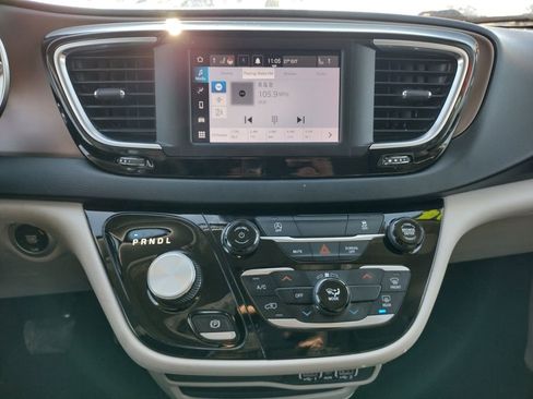 Used 2024 Chrysler Voyager LX image 3