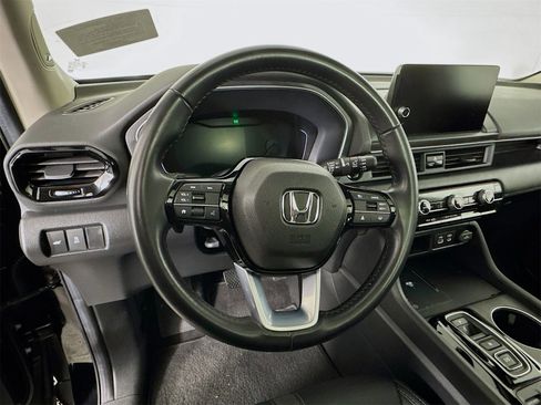 Used 2025 Honda Pilot Touring image 9