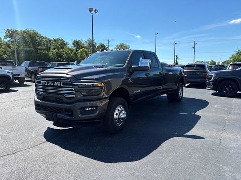 New 2026 RAM 3500 Laramie AWD/4WD image 4