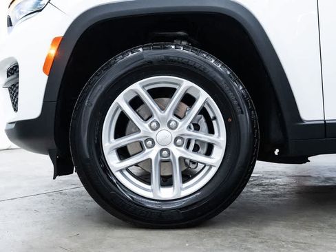 Used 2023 Jeep Grand Cherokee Laredo X AWD/4WD image 7