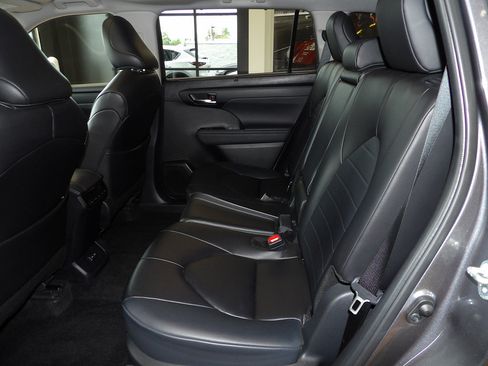 Used 2024 Toyota Highlander XLE AWD/4WD image 23