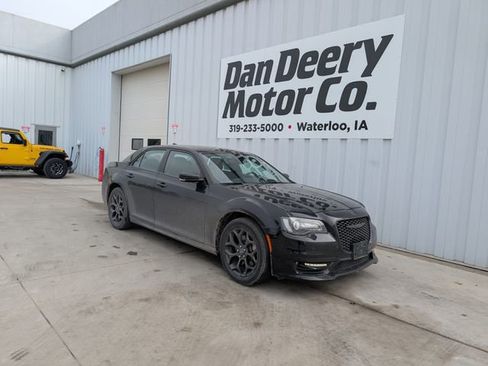 Used 2022 Chrysler 300 Touring L image 1