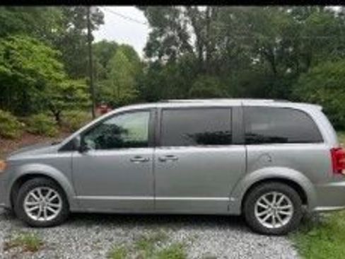 Used 2019 Dodge Grand Caravan SXT FWD image 3