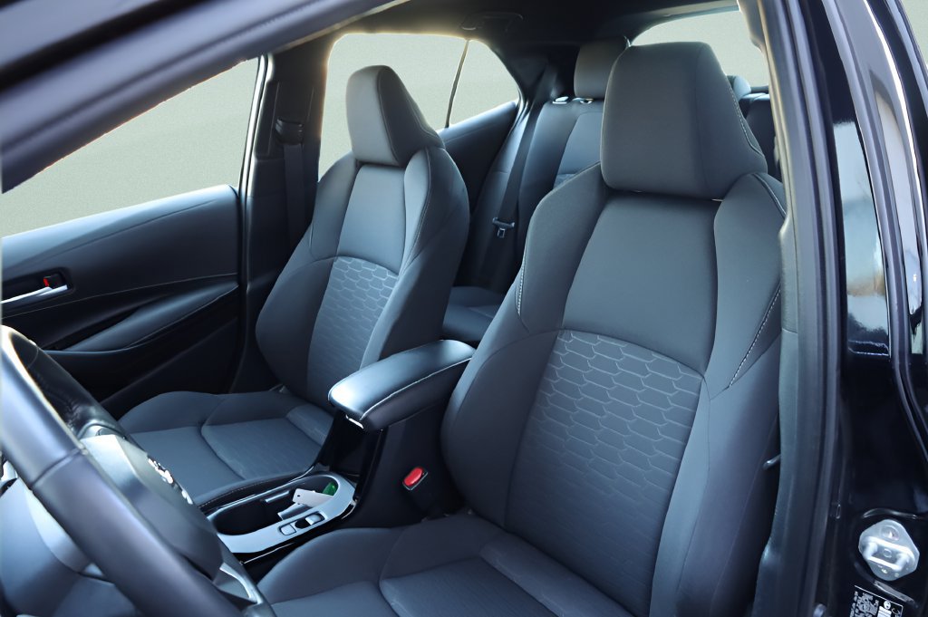 Certified 2025 Toyota Corolla SE w/ SE Package FWD image 19