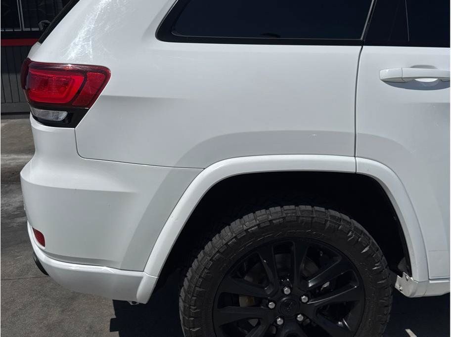 Used 2017 Jeep Grand Cherokee Altitude RWD image 45