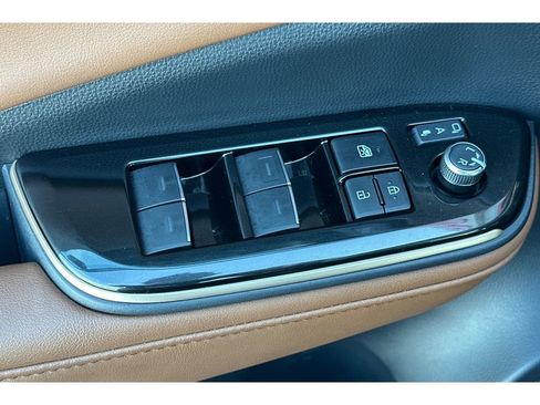 Certified 2025 Toyota Crown Signia image 12