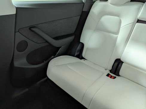 Used 2023 Tesla Model Y Performance image 12