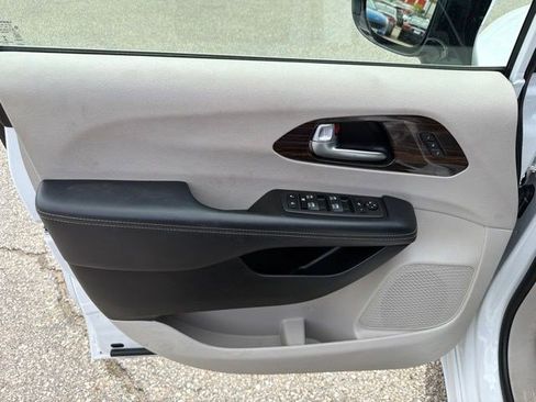 Used 2023 Chrysler Pacifica Limited FWD image 11