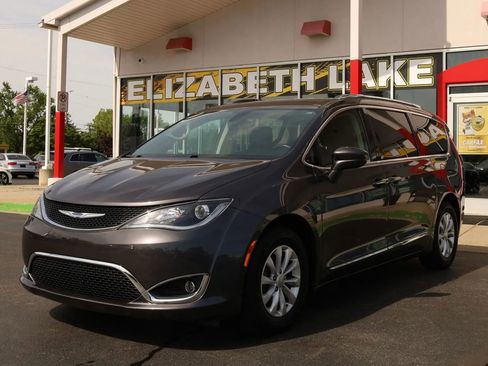 Used 2018 Chrysler Pacifica Touring-L FWD image 1