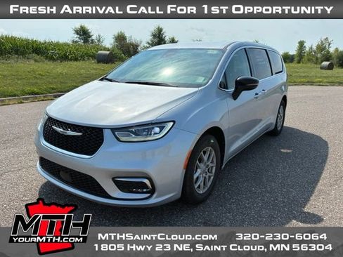 Used 2024 Chrysler Pacifica Touring-L FWD image 4