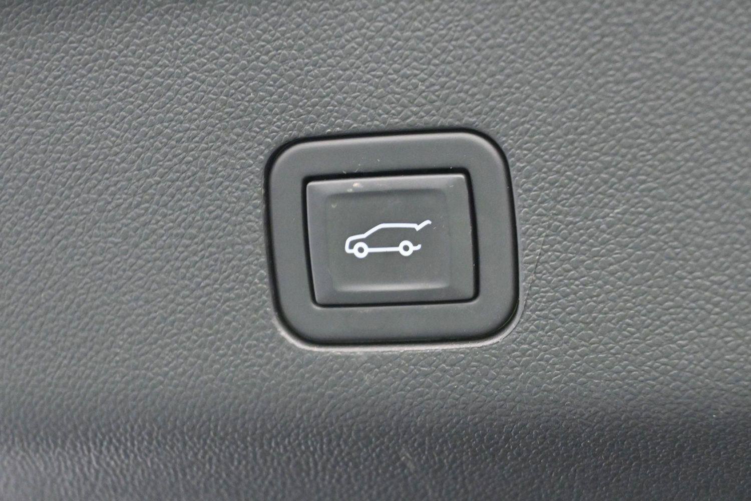 Used 2025 GMC Yukon Denali Ultimate AWD/4WD image 12