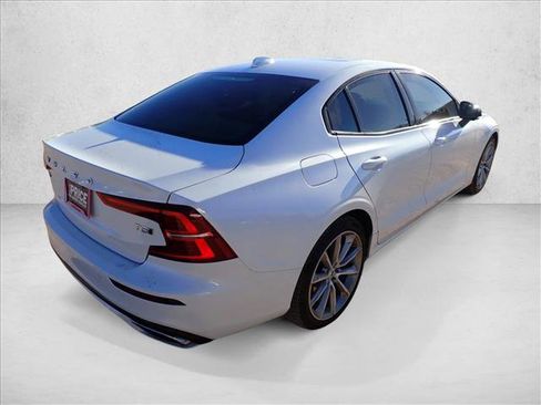 Used 2021 Volvo S60 T5 Momentum w/ Premium Package image 4