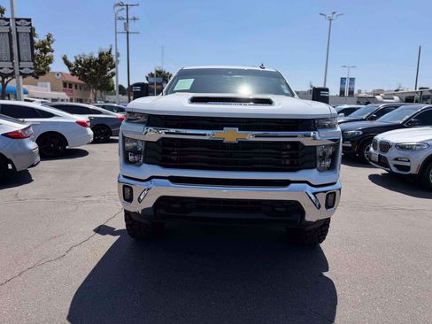 Used 2025 Chevrolet Silverado 2500 LT AWD/4WD image 2