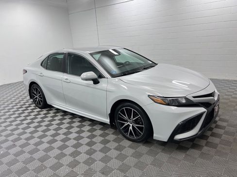 Used 2023 Toyota Camry SE image 4