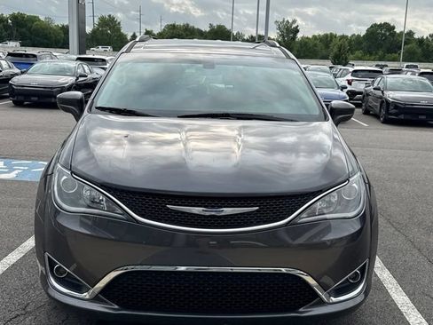 Used 2020 Chrysler Pacifica Touring-L FWD image 3