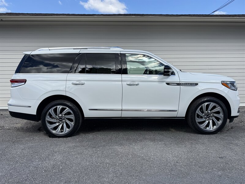 Used 2024 Lincoln Navigator Reserve AWD/4WD image 1