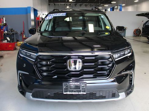 Used 2025 Honda Pilot Touring image 3