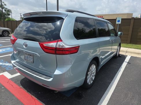 Used 2017 Toyota Sienna XLE AWD/4WD image 3