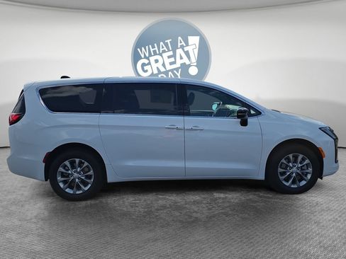 New 2027 Chrysler Pacifica Select AWD/4WD image 2