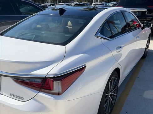 Used 2023 Lexus ES 350 w/ Premium Package FWD image 3