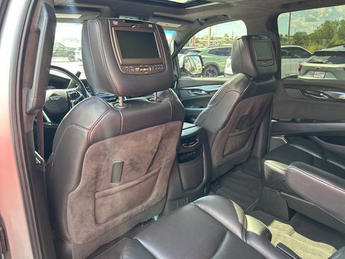 Used 2019 Cadillac Escalade ESV Platinum image 45