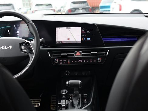 Used 2024 Kia Niro EX Touring image 11