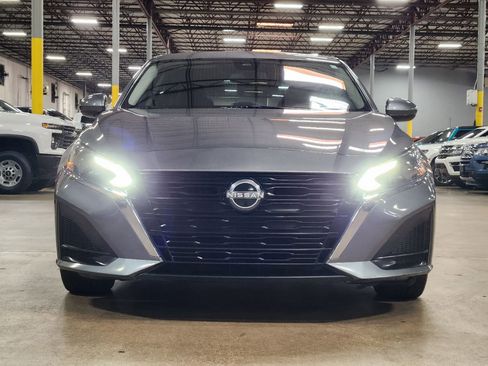 Used 2023 Nissan Altima 2.5 SV FWD image 2