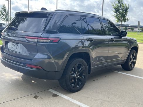 Used 2022 Jeep Grand Cherokee Altitude AWD/4WD image 9