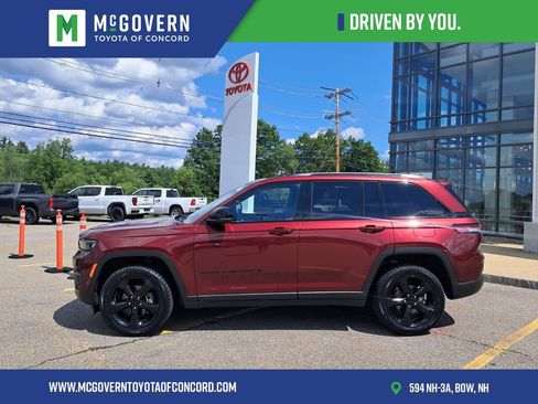 Used 2023 Jeep Grand Cherokee Altitude AWD/4WD image 2